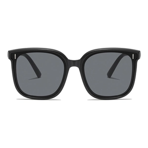 Lunettes de soleil carrées noires pour enfants avec verres gris et accents argentés