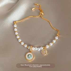 Détail du bracelet de perles ajustable avec pendentif étoile et breloque en émail bleu