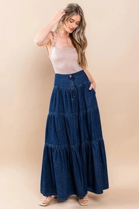 Dettaglio gonna in denim a balze con balze multistrato e design a vita alta
