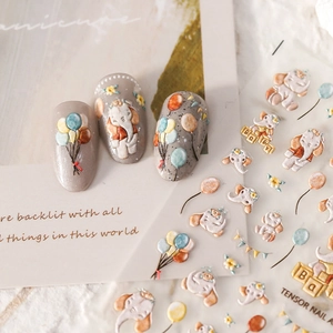 Stickers à ongles 3D avec éléphants et ballons de dessin animé sur trois ongles manucurés