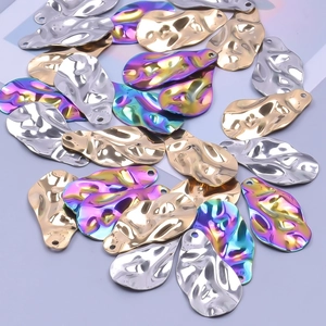 Gros plan de pendentifs feuilles colorés en acier inoxydable pour bijoux artisanaux