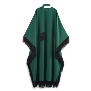 Abito lungo verde scuro con maniche a pipistrello e frange nere su sfondo bianco puro
