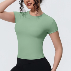 Détail du t-shirt de yoga respirant vert sauge avec coupe ajustée pour le fitness