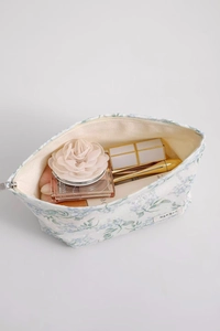 Vista dettagliata della borsa da trucco floreale con rossetti e cosmetici