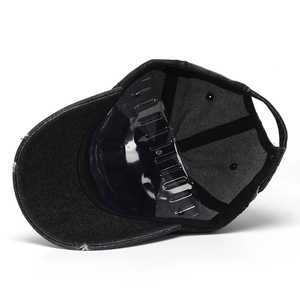 Casquette de baseball en jean noir délavé avec effet usé et structure à six panneaux
