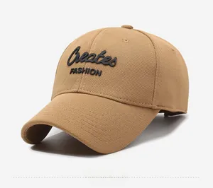 Vue détaillée de la casquette kaki avec broderie noire texturée Creates FASHION