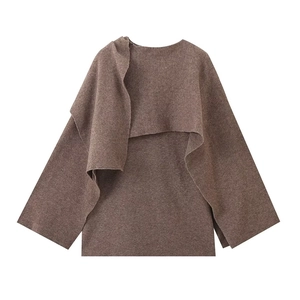 Dettaglio cardigan poncho a maglia marrone scuro con taglio irregolare e vestibilità ampia
