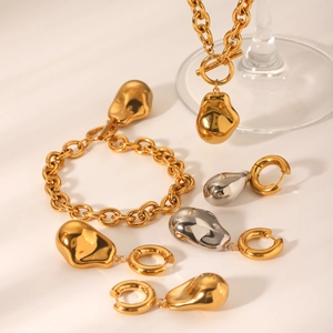 Vue macro du collier avec fermoir OT doré et pendentifs baroques en métal liquide fluide