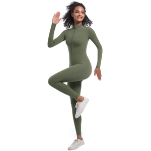 Détail d'une combinaison de yoga vert olive à manches longues avec col montant et demi-zip