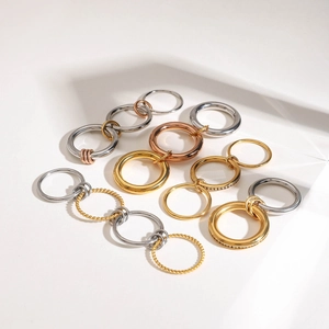Gestapelte mehrfarbige Titanstahl-Gliederringe in Gold Silber und Roségold-Optik