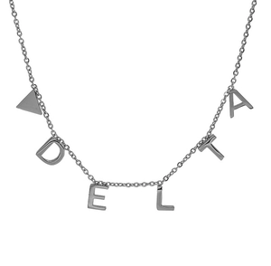 Détail du collier en acier titane argenté avec lettres DELTA et pendentif triangle