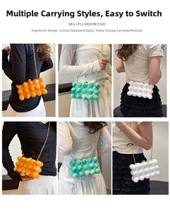 Détail montrant les sacs en acrylique orange, bleu sarcelle et blanc avec texture à bulles