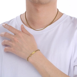 Detailansicht des 18K vergoldeten Herren-Edelstahlsets mit quadratischem Anhänger und Armband