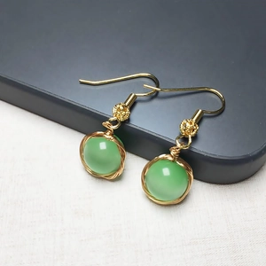 Élégantes boucles d'oreilles en or 14 carats avec perles vertes et fil d'or enveloppé