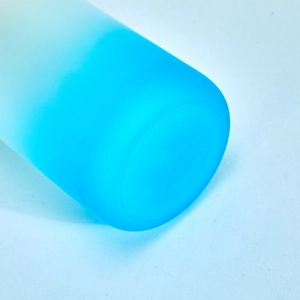 Detailansicht des blauen Farbverlaufs auf gefrostetem Glas mit glatter Sublimationsbeschichtung