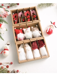 Détail macro du lot de 12 ornements de Noël en laine feutrée en boîte kraft vintage