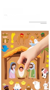 Gros plan d'un kit d'autocollants de la crèche de Noël pour enfants montrant un autocollant d'ange