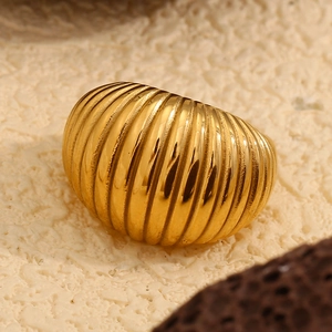Vue macro d'une bague large plaquée or 18 carats avec texture spirale cocon