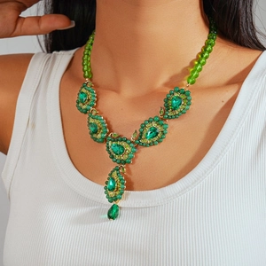 Collana vintage con cristalli verdi e pendente a goccia dorato a più strati