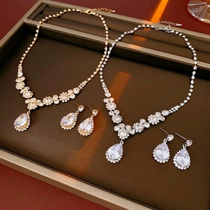 Parure luxe collier et boucles d'oreilles goutte d'eau en zircon doré et argenté