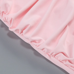Dettaglio del tessuto in maglia rosa con bordi elastici arricciati e cuciture fini