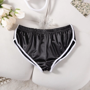 Pantaloncini sportivi in raso nero con bordino bianco e vita elastica su sfondo decorato