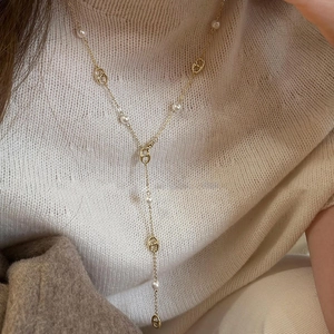 Gold-plated pig nose link necklace with white pearls on elegant Y-shaped chain