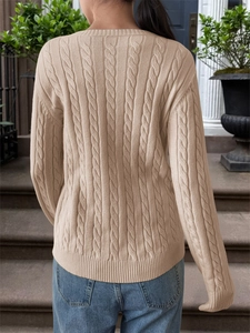 Klassischer beiger Strickpullover für Damen mit Zopfmuster und Rundhalsausschnitt