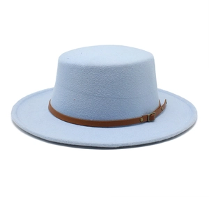 Détail d'un chapeau de feutre bleu clair avec sangle en cuir marron et boucle métal