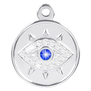 Vue macro d'un pendentif œil maléfique argenté avec pierre bleue et strass blancs
