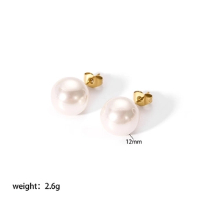 Détail des boucles d'oreilles perles 12mm avec fermoirs en acier titane doré