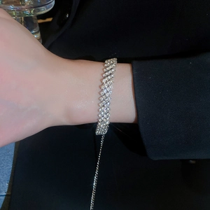 Vue macro d'un bracelet ajustable multi-rangs en diamants étincelants au poignet