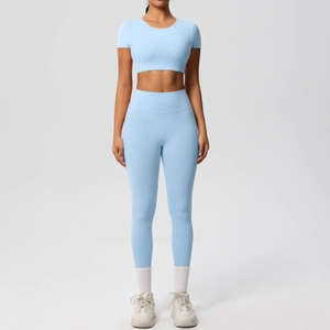 Ensemble de yoga bleu clair avec haut court à manches courtes et legging taille haute