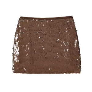 Mini-jupe à paillettes marron avec des couches denses pour un fini étincelant sur blanc
