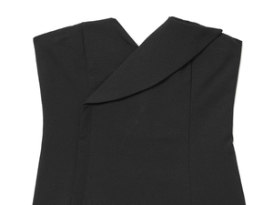 Gros plan sur la texture du tissu noir et le design croisé de l'encolure du bustier