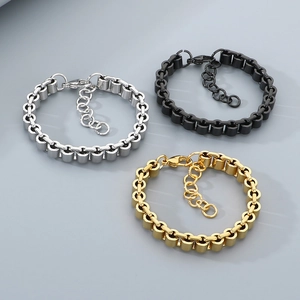 Nahaufnahme von Industrie-Gliederketten in Silber, Schwarz und Gold aus Edelstahl