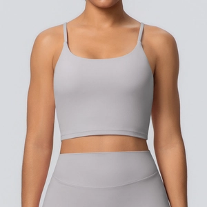 Vue de face de la brassière de sport grise à fines bretelles et du legging de yoga