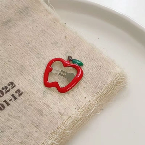 Süße Haarspange für Mädchen in roter Apfelform mit grünem Blatt und Metallclip