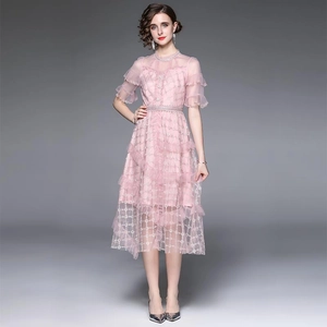 Robe rose avec broderie lourde à taille haute, dentelle, fil doré et demi-manches