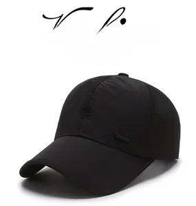 Dettaglio degli inserti in mesh nero e dello stemma sportivo sul cappellino da baseball
