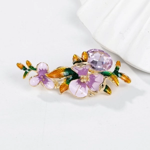 Broche iris faite main avec pétales en émail violet et détails en cristal fin