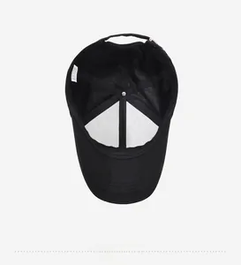 Binnenkant details van zwarte baseballpet met katoenen twill en metalen gesp