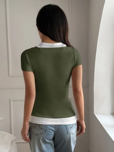 Vue arrière du t-shirt olive vert style Y2K faux deux pièces montrant la coupe slim