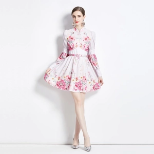 Robe courte fleurie à manches longues avec col montant et ceinture pour femmes