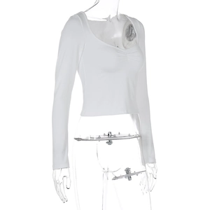 Detail eines weißen Crop-Tops mit Herzausschnitt und gerafftem Stoff an der Brust