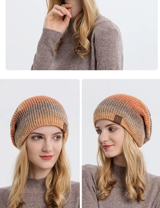 Détail du bonnet en tricot dégradé avec écusson en cuir montagne et tissage douillet orange-brun