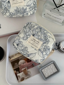 Pochette matelassée pour serviettes hygiéniques à motifs floraux bleus en coton doux