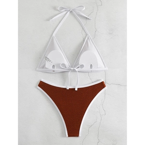 Detail der High-Waist-Bikinihose mit Wabenstruktur und weißem Kontrast-Paspelierung
