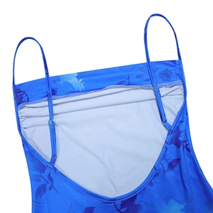 Détail des bretelles réglables et du dos élastique sur cette robe bleue fleurie