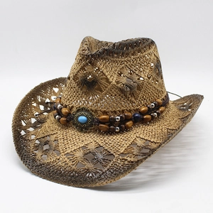 Dettaglio cappello cowboy in paglia intrecciata con perla turchese e fascia in legno